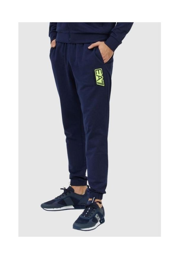 EA7 Emporio Armani - EA7 Granatowe spodnie męskie z wymiennym logo, Rozmiar S. Kolor: niebieski. Materiał: bawełna, dresówka. Wzór: aplikacja