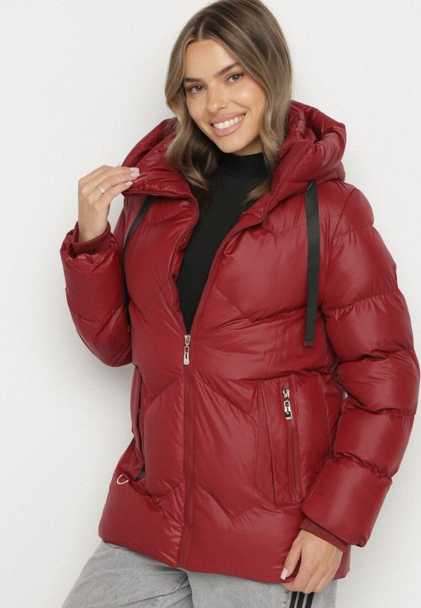 Born2be - Bordowa Pikowana Kurtka z Kapturem Ozdobiona Sznurkami Olittia. Okazja: na co dzień. Typ kołnierza: kaptur. Kolor: czerwony. Wzór: aplikacja. Styl: casual
