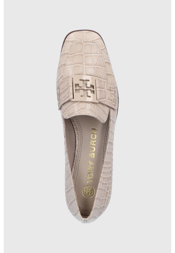 Tory Burch Mokasyny skórzane damskie kolor beżowy na płaskim obcasie. Kolor: beżowy. Materiał: skóra. Obcas: na obcasie. Wysokość obcasa: niski