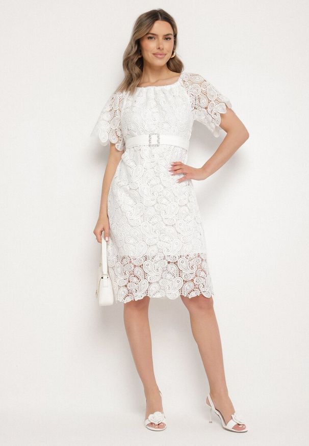 Born2be - Biała Koronkowa Sukienka z Bawełną Ozdobiona Paskiem z Perełkami i Cyrkoniami Nerevin. Okazja: na imprezę, na co dzień. Kolor: biały. Materiał: bawełna, koronka. Wzór: aplikacja. Typ sukienki: proste. Styl: casual, klasyczny