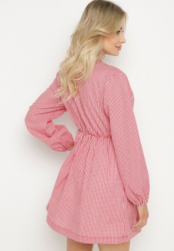 Born2be - Czerwona Sukienka w Drobną Kratkę z Wiązaniem Przy Dekolcie Noemis. Okazja: do pracy, na co dzień. Typ kołnierza: dekolt w kształcie V. Kolor: czerwony. Długość rękawa: długi rękaw. Wzór: kratka. Typ sukienki: proste. Styl: casual