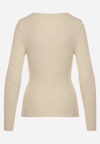 Born2be - Jasnobeżowy Dopasowany Sweter z Prążkowanej Dzianiny z Bawełną z Dekoltem w Serek Tesma. Okazja: na co dzień. Typ kołnierza: dekolt w serek. Kolor: beżowy. Materiał: dzianina, bawełna, prążkowany. Długość rękawa: długi rękaw. Długość: długie. Styl: casual, elegancki #2