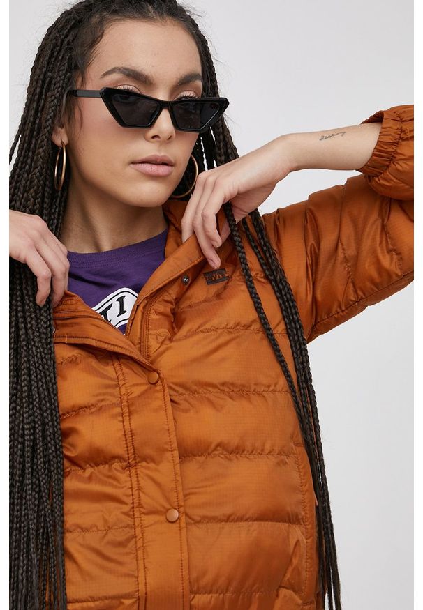 Levi's® - Levi's Kurtka damska kolor brązowy przejściowa. Okazja: na spotkanie biznesowe. Typ kołnierza: kaptur. Kolor: brązowy. Materiał: puch, tkanina. Wzór: gładki. Styl: biznesowy