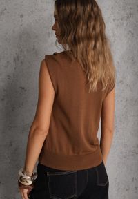 Renee - Brązowa Wiskozowa Bluzka Bez Rękawów z Dzianiny Zdobiona Metaliczną Aplikacją Alutina. Okazja: na co dzień. Kolor: brązowy. Materiał: dzianina, wiskoza. Długość rękawa: bez rękawów. Wzór: aplikacja. Styl: glamour, casual, street, elegancki #6