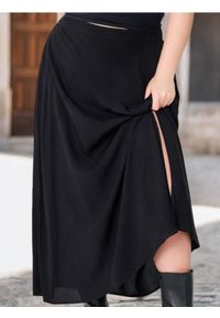 Sinsay - Spódnica midi PLUS SIZE - czarny. Kolekcja: plus size. Kolor: czarny