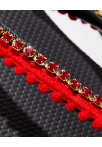 MYSTIQUE SHOES - Czarne japonki z czerwonymi kryształami. Kolor: czarny. Materiał: guma. Wzór: aplikacja, paski #3