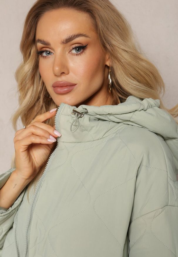 Renee - Miętowa Pikowana Kurtka o Fasonie Oversize z Kapturem i Naszytymi Kieszeniami Gomella. Typ kołnierza: kaptur. Kolor: miętowy. Wzór: aplikacja