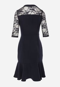 Born2be - Granatowa Taliowana Sukienka VICES z Koronkowymi Rękawami Oceamara. Kolor: niebieski. Materiał: koronka. Wzór: aplikacja, koronka. Styl: elegancki #4