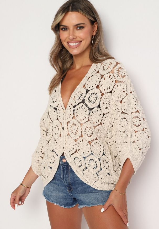 Born2be - Beżowy Bawełniany Kardigan Narzutka Zapinana na Guziki Nelvitela. Okazja: na spacer, na co dzień. Typ kołnierza: dekolt hiszpanka. Kolor: beżowy. Materiał: bawełna. Sezon: lato. Styl: casual, wakacyjny
