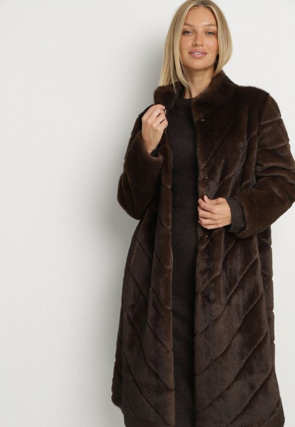 Born2be - Brązowy Długi Płaszcz Futerko z Ozdobnymi Przeszyciami i Stójką Zenima. Okazja: na co dzień. Typ kołnierza: kołnierzyk stójkowy. Kolor: brązowy. Materiał: futro. Długość: długie. Styl: klasyczny, casual, elegancki