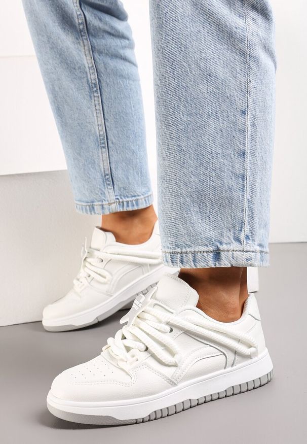 Renee - Białe Sneakersy z Grubymi Sznurowadłami i Naszywką w Kształcie Gwiazdki Alesine. Nosek buta: okrągły. Zapięcie: sznurówki. Kolor: biały. Wzór: aplikacja. Obcas: na obcasie. Wysokość obcasa: niski