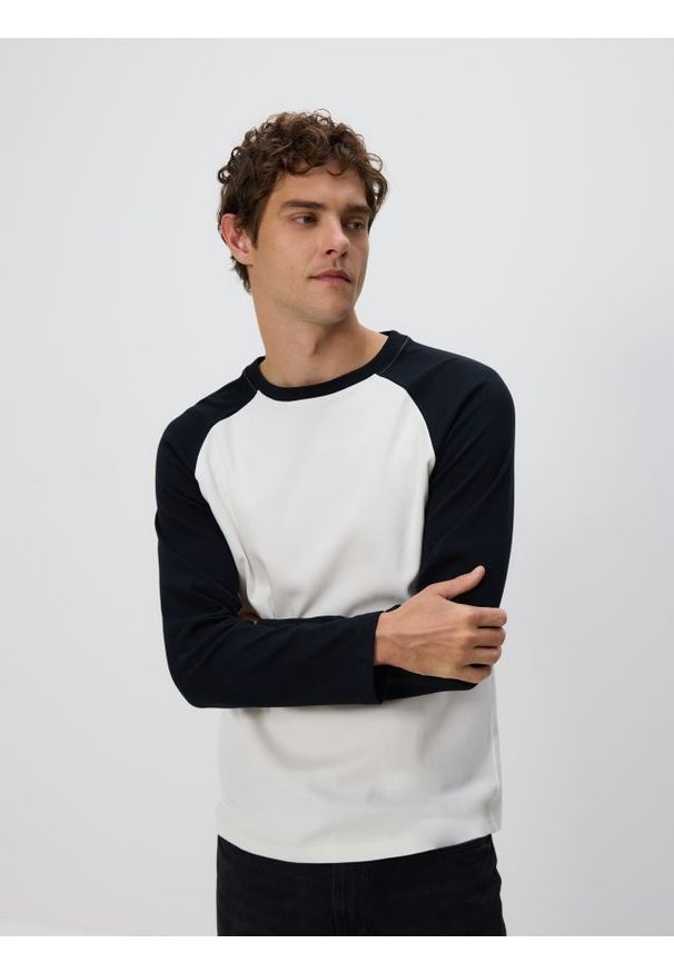 Reserved - Longsleeve regular - złamana biel. Materiał: dzianina, bawełna. Długość rękawa: długi rękaw