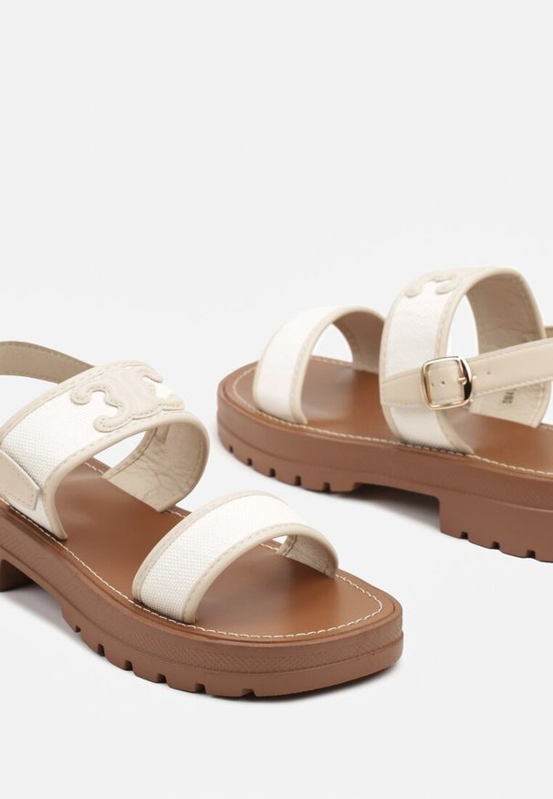 Born2be - Beżowe Sandały na Grubej Tłoczonej Podeszwie z Aplikacją Delirisa. Okazja: na co dzień. Nosek buta: okrągły. Zapięcie: pasek. Kolor: beżowy. Wzór: aplikacja. Materiał: jeans. Obcas: na obcasie. Styl: elegancki, klasyczny, casual. Wysokość obcasa: średni