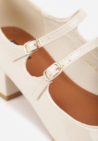 Born2be - Beżowe Lakierowane Czółenka na Obcasie Ozdobione Paskami ze Sprzączkami Vomera. Zapięcie: pasek. Kolor: beżowy. Materiał: lakier. Wzór: aplikacja. Obcas: na obcasie. Styl: elegancki, klasyczny, wizytowy. Wysokość obcasa: średni #4