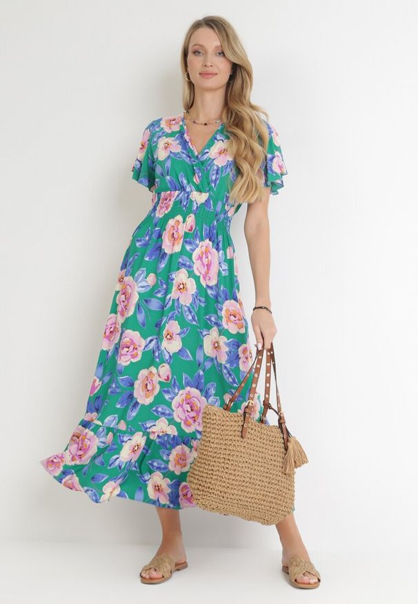 Born2be - Zielona Sukienka Maxi z Kopertowym Dekoltem i Gumkami w Pasie Kelsi. Typ kołnierza: dekolt kopertowy. Kolor: zielony. Długość rękawa: krótki rękaw. Sezon: wiosna, lato. Typ sukienki: kopertowe. Długość: maxi