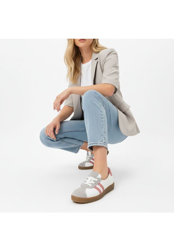 Trampki damskie Armodo, sznurowana konstrukcja z kontrastowymi paskami po bokach i klasycznym noskiem, białe, n1341-139/444/1236. Zapięcie: pasek. Kolor: szary. Styl: klasyczny