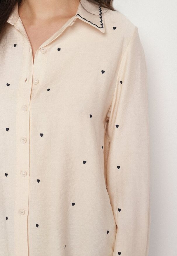 Born2be - Beżowa Wiskozowa Koszula z Haftowanymi Sercami Kollireia. Okazja: na co dzień. Typ kołnierza: kołnierzyk klasyczny. Kolor: beżowy. Długość: długie. Wzór: haft. Materiał: wiskoza. Długość rękawa: długi rękaw. Sezon: wiosna. Styl: klasyczny, casual