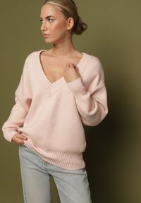Born2be - Różowy Sweter z Kaszmirem z Dekoltem w Serek Plenae. Okazja: na co dzień. Typ kołnierza: dekolt w serek. Kolor: różowy. Materiał: kaszmir. Styl: klasyczny, casual, elegancki