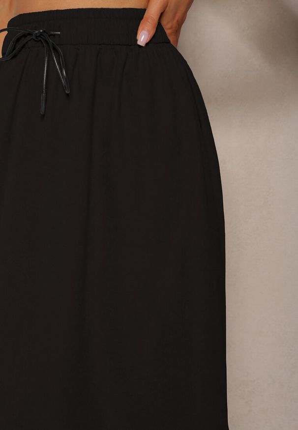 Renee - Czarna Spódnica o Rozkloszowanym Kroju Ściągana w Pasie Rigelia. Okazja: na spotkanie biznesowe, do pracy. Kolor: czarny. Wzór: aplikacja. Styl: elegancki, biznesowy