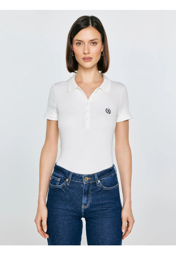 Big-Star - Koszulka damska polo w prążek biała Rella 100. Okazja: na co dzień. Typ kołnierza: polo. Kolor: biały. Materiał: prążkowany, dzianina, jeans. Długość: krótkie. Wzór: prążki. Styl: casual, elegancki, sportowy, klasyczny