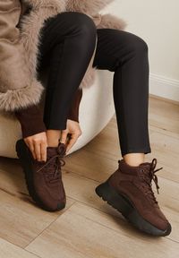 Born2be - Brązowe Sneakersy Śniegowce Vices na Grubej Podeszwie Ozdobione Futerkiem i Napisem Nelinena. Okazja: na co dzień. Kolor: brązowy. Materiał: futro. Wzór: napisy, aplikacja. Sport: golf #4