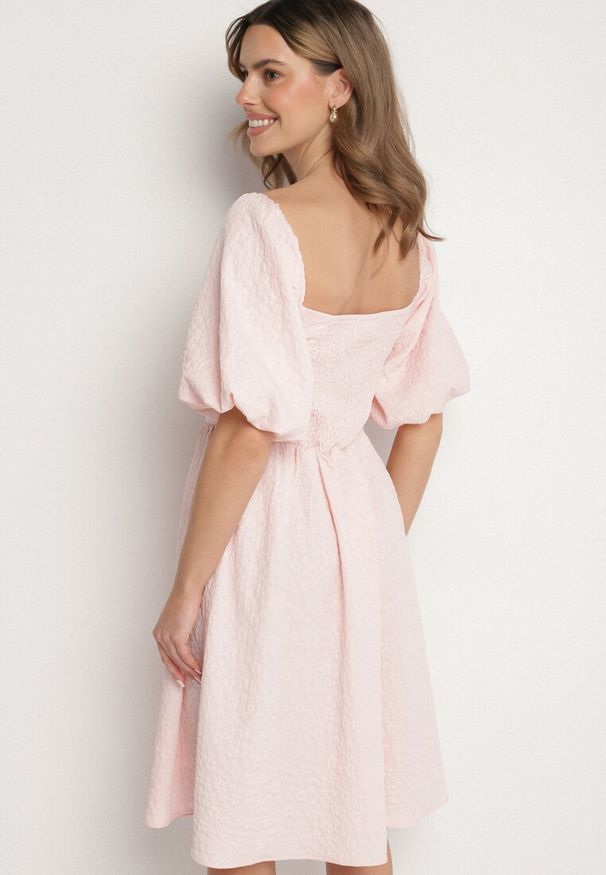 Born2be - Różowa Sukienka o Rozkloszowanym Kroju z Bufiastymi Rękawami Maradora. Okazja: na co dzień. Typ kołnierza: dekolt kwadratowy. Kolor: różowy. Styl: casual