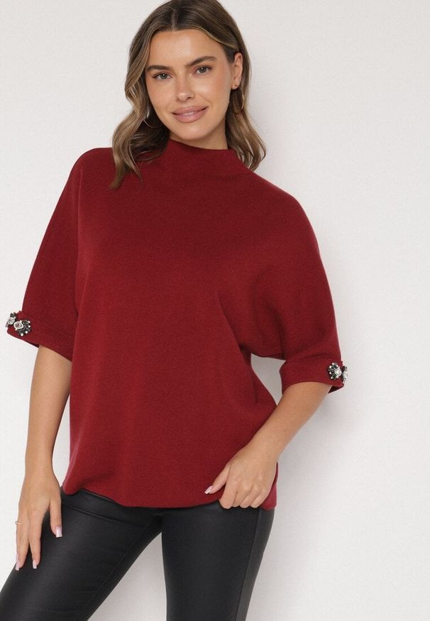 Born2be - Bordowy Sweter Ozdobiony na Rękawach Cyrkoniami Aletusa. Okazja: na co dzień. Kolor: czerwony. Materiał: jeans. Wzór: aplikacja. Styl: elegancki, casual