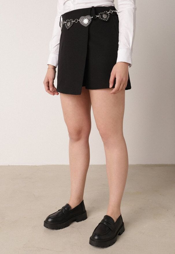 Born2be - Czarne Spódnico-Szorty Ozdobione Łańcuszkiem z Sercami Rhenara. Okazja: na co dzień. Kolor: czarny. Wzór: aplikacja. Styl: casual