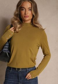 Renee - Zielony Golf o Dopasowanym Kroju Zdobiony Minimalistycznymi Aplikacjami Unissa. Okazja: na spacer. Typ kołnierza: golf. Kolor: zielony. Materiał: jeans. Wzór: aplikacja. Styl: elegancki, klasyczny #4