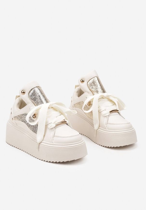 Renee - Beżowe Sneakersy na Platformie Ozdobione Nitami i Metalicznymi Elementami Azista. Nosek buta: okrągły. Zapięcie: sznurówki. Kolor: beżowy. Materiał: jeans. Szerokość cholewki: normalna. Wzór: aplikacja. Obcas: na platformie. Wysokość obcasa: średni
