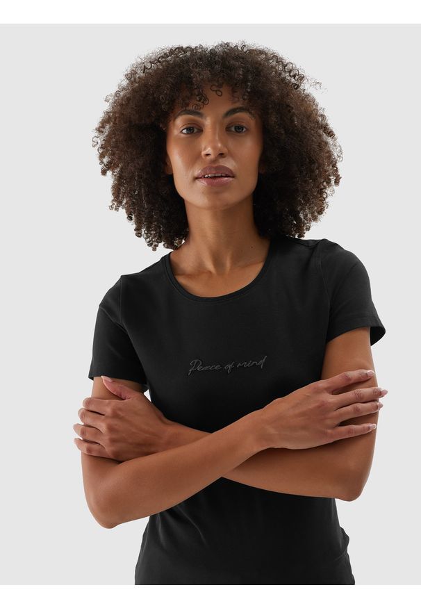 4f - T-shirt slim z bawełny organicznej damski - czarny. Kolor: czarny. Materiał: bawełna. Wzór: napisy