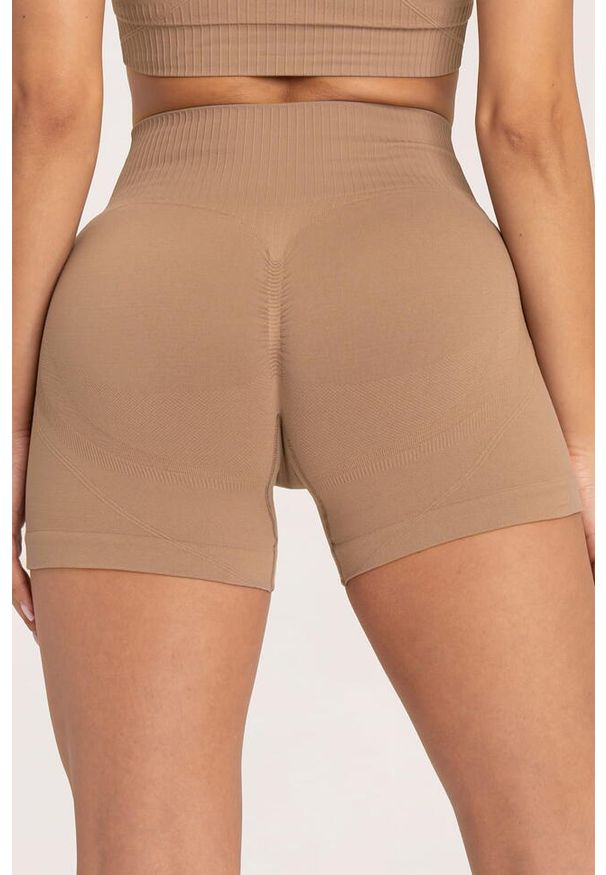 GYM GLAMOUR - Spodenki fitness damskie Gym Glamour push up 2.0. Kolor: brązowy. Sport: fitness