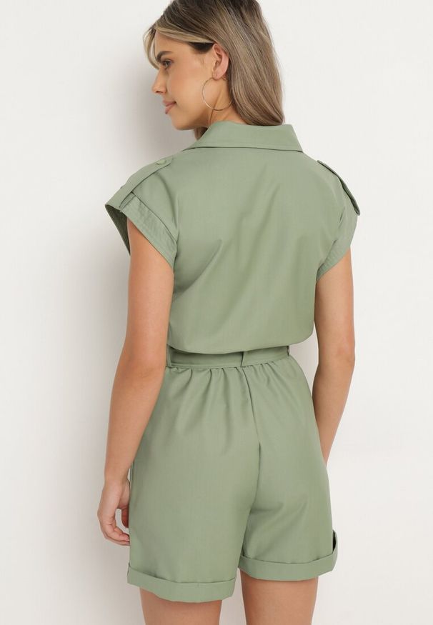 Born2be - Ciemnobeżowy Kombinezon bez Rękawów Zapinany na Guziki z Materiałowym Paskiem Tiamarlia. Okazja: na co dzień. Kolor: beżowy. Materiał: materiał. Długość rękawa: bez rękawów. Styl: klasyczny, casual