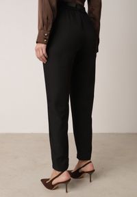 Born2be - Czarne Spodnie Typu Cygaretki z Wysokim Stanem Paskiem i Klamrą Półksiężycem Vikirae. Okazja: na spotkanie biznesowe, do pracy. Stan: podwyższony. Kolor: czarny. Styl: biznesowy, elegancki, klasyczny #2