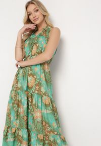 Born2be - Zielona Taliowana Sukienka w Kwiaty z Gumką w Pasie i Wiązaniem przy Szyi Lusaria. Okazja: na co dzień. Kolor: zielony. Materiał: skóra. Długość rękawa: bez rękawów. Wzór: kwiaty. Sezon: wiosna, lato. Styl: casual, elegancki, boho #3