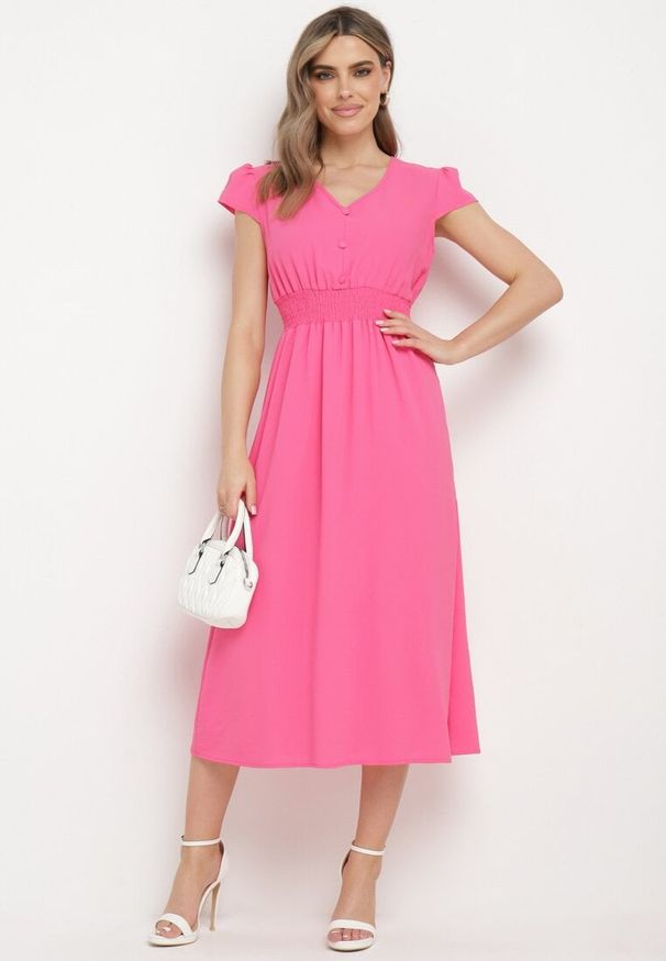 Born2be - Fuksjowa Rozkloszowana Sukienka z Gumką w Pasie Ozdobiona Guzikami Timaxre. Kolor: różowy. Długość rękawa: krótki rękaw. Wzór: aplikacja. Styl: klasyczny