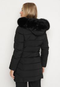 Born2be - Czarna Zimowa Kurtka Pikowana z Kapturem z Futrem i Napami po Bokach Zenilda. Typ kołnierza: kaptur. Kolor: czarny. Materiał: futro. Sezon: zima #4