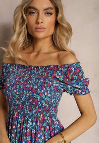Renee - Granatowa Hiszpanka Sukienka z Wiskozy w Kwiatowy Wzór z Gumką w Pasie Silemia. Okazja: na co dzień. Typ kołnierza: dekolt hiszpanka. Kolor: niebieski. Materiał: wiskoza. Wzór: kwiaty. Typ sukienki: proste, rozkloszowane. Styl: elegancki, casual #5