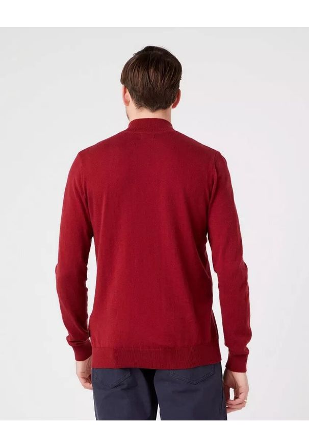 Wrangler - WRANGLER SEASONAL KNIT MĘSKI SWETER GOLF RHUBARB RED W8D12PXRO 112321350. Typ kołnierza: golf
