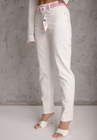 Renee - Białe Jeansy Mom Fit z Wiskozą i BawełnąOzdobione Paskiem i Chustą Hetilaine. Okazja: na co dzień. Kolor: biały. Wzór: aplikacja. Styl: casual, elegancki #6