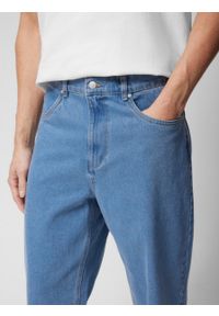outhorn - Jeansy o kroju carrot męskie - niebieskie. Kolor: niebieski. Materiał: jeans. Styl: klasyczny