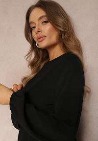 Renee - Czarna Sukienka Rozkloszowana z Gumką w Pasie Thelo. Kolor: czarny. Materiał: tkanina. Długość rękawa: długi rękaw. Wzór: gładki, jednolity. Styl: klasyczny, elegancki. Długość: mini #4