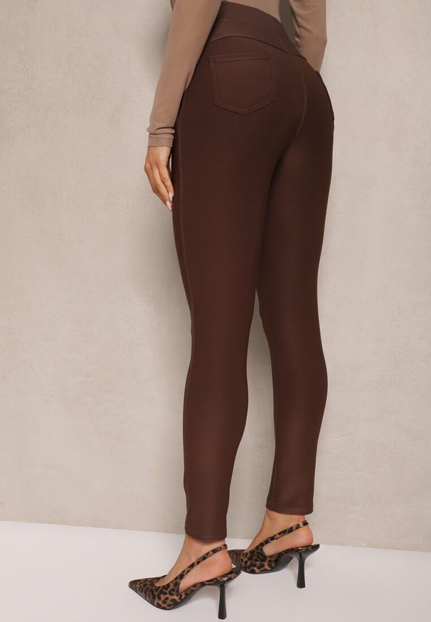 Renee - Brązowe Spodnie o Fasonie Skinny z Gumką w Pasie i Kieszeniami Rizeena. Okazja: na co dzień. Kolor: brązowy. Styl: casual, elegancki