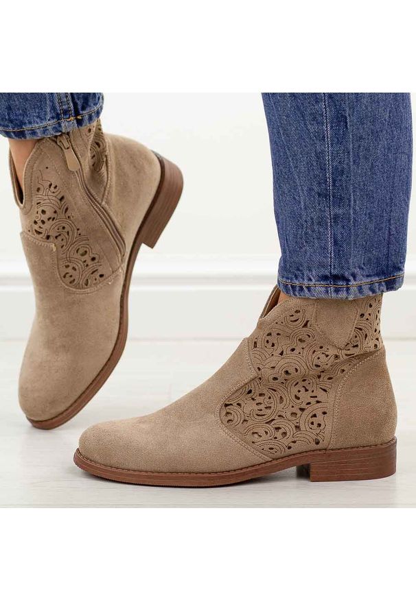 Beżowe zamszowe ażurowe botki damskie S.Barski 8026. Okazja: na co dzień. Nosek buta: okrągły. Kolor: beżowy. Szerokość cholewki: normalna. Wzór: ażurowy. Materiał: zamsz. Sezon: wiosna, jesień, lato. Obcas: na obcasie. Styl: casual, elegancki, klasyczny. Wysokość obcasa: niski