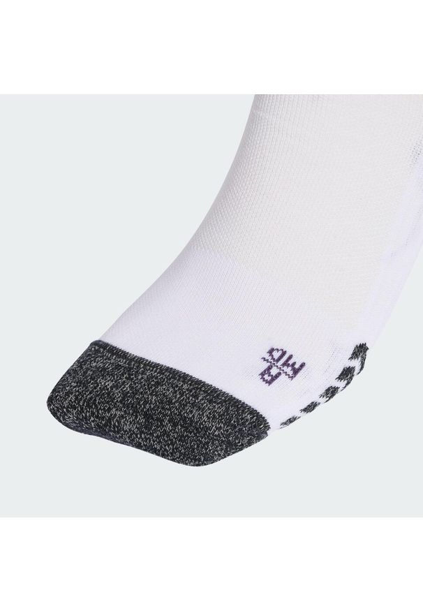Adidas - Getry wyjazdowe Manchester United 25/26. Kolor: biały. Sport: piłka nożna
