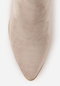 Born2be - Jasnobeżowe Ażurowe Botki Vices na Obcasie Ozdobione Wycięciem i Nitami Lilfedi. Okazja: na imprezę, na co dzień. Kolor: beżowy. Materiał: jeans, skóra. Wzór: ażurowy, aplikacja. Sezon: jesień, zima. Obcas: na obcasie. Styl: wizytowy, casual. Wysokość obcasa: średni #4