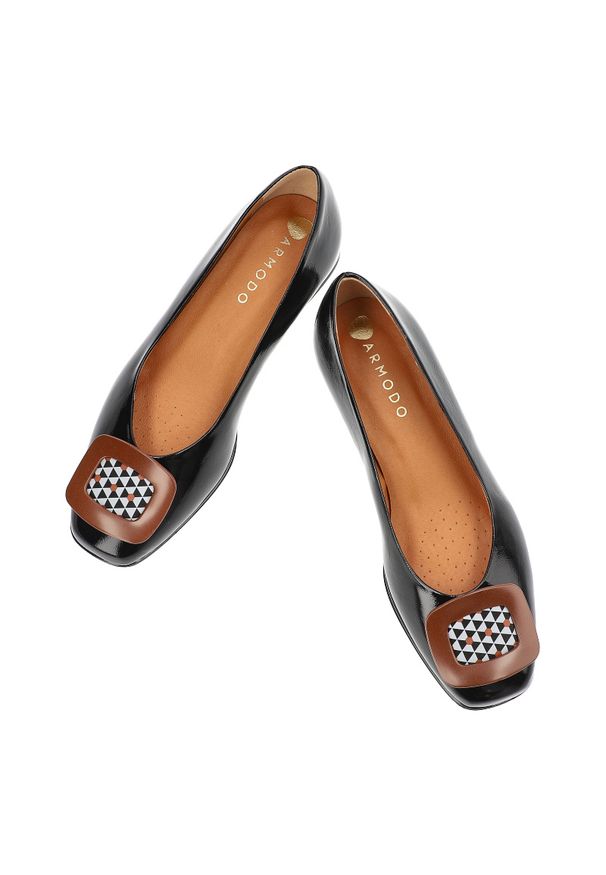 Czarne Czółenka Armodo Eleganckie Obuwie Damskie Z Broszką. Kolor: czarny. Materiał: materiał. Wzór: kolorowy. Obcas: na obcasie. Styl: elegancki. Wysokość obcasa: średni
