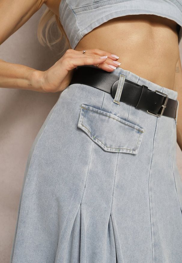Renee - Jasnoniebieska Rozkloszowana Spódnica Jeansowa z Paskiem w Komplecie Grinna. Kolor: niebieski. Materiał: jeans