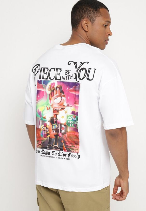 Born2be - Biała Koszulka z Bawełny Ozdobiona Naszywkami Ranessa. Okazja: na co dzień. Kolor: biały. Materiał: bawełna. Wzór: aplikacja. Styl: casual