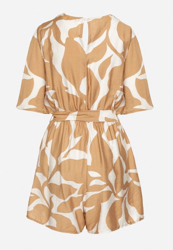 Born2be - Beżowy Kopertowy Kombinezon z Wiskozą z Wiązanym Paskiem i Krótkimi Nogawkami Folamera. Okazja: na co dzień. Kolor: beżowy. Materiał: wiskoza. Długość: krótkie. Sezon: lato. Styl: casual